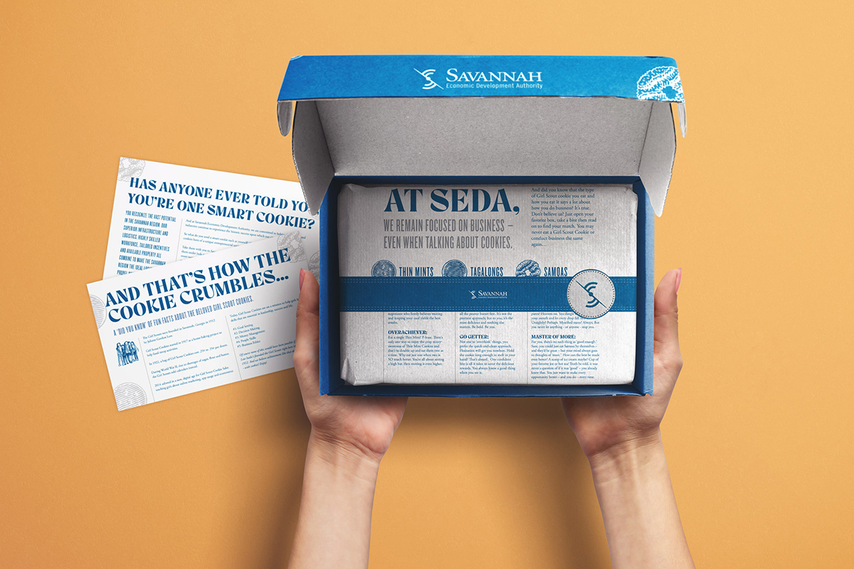 Hands holding a packaging box with the text SEDA on it