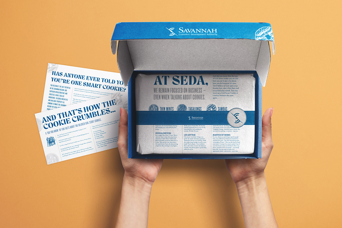 Hands holding a packaging box with the text SEDA on it