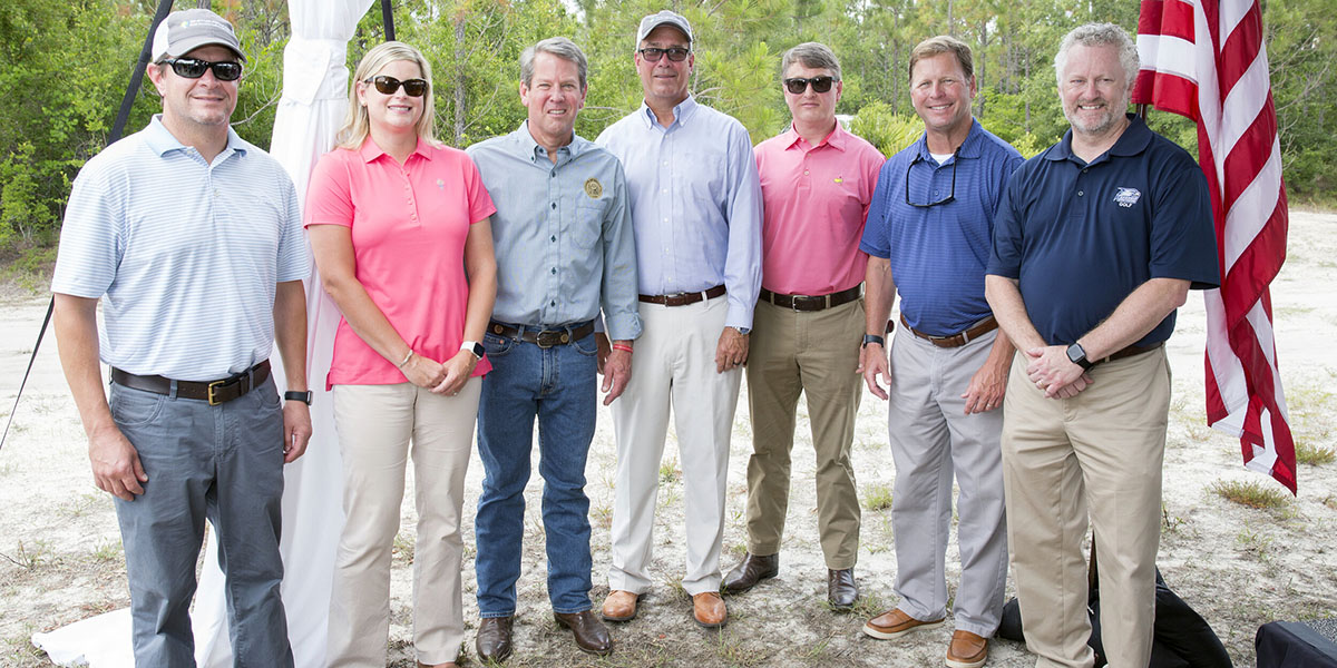 Group photo of the governer and authorities